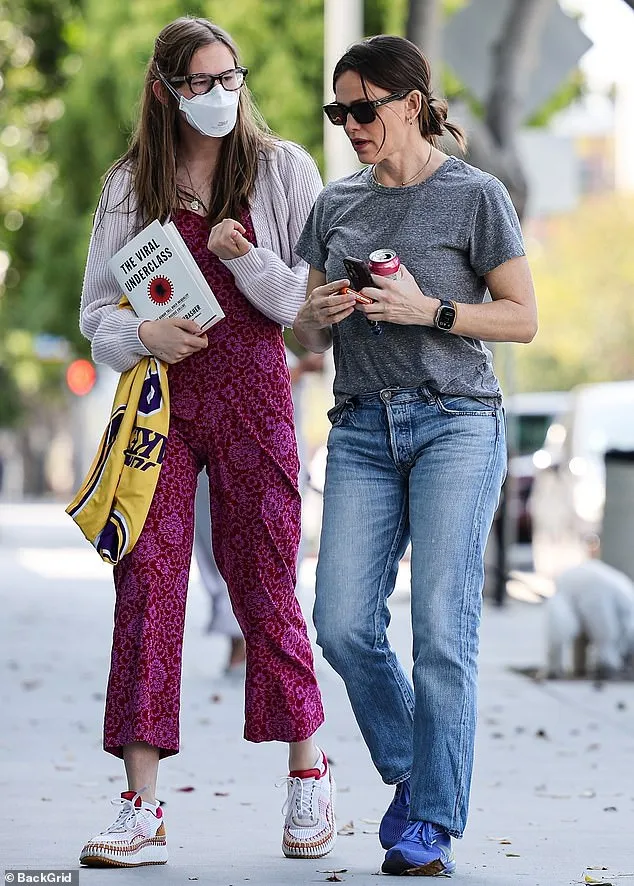 The 13 Going On 30 star ¿ whose divorce from Affleck was finalized in 2018 ¿ was seen dressing down in a short-sleeved, gray shirt that was partially tucked into a pair of blue jeans