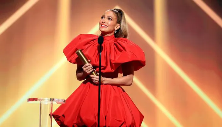 Jennifer Lopez wins Icon award