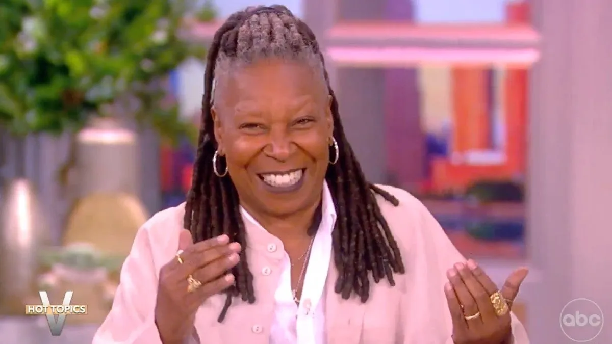 Kevin Costner taquine Whoopi pour avoir pris la parole : On parle !