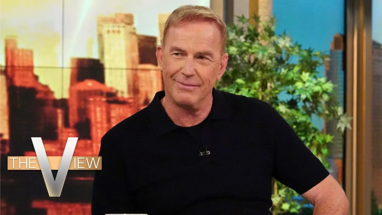 Kevin Costner taquine Whoopi Goldberg lors d'une interview pour « The View »