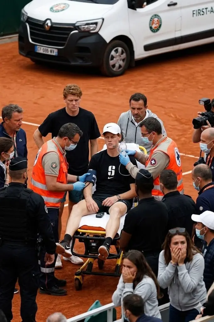 Cover Image for SHOCKING NEWS FROM THE WORLD OF TENNIS 😢 Jannik Sinner suddenly collapses during training…