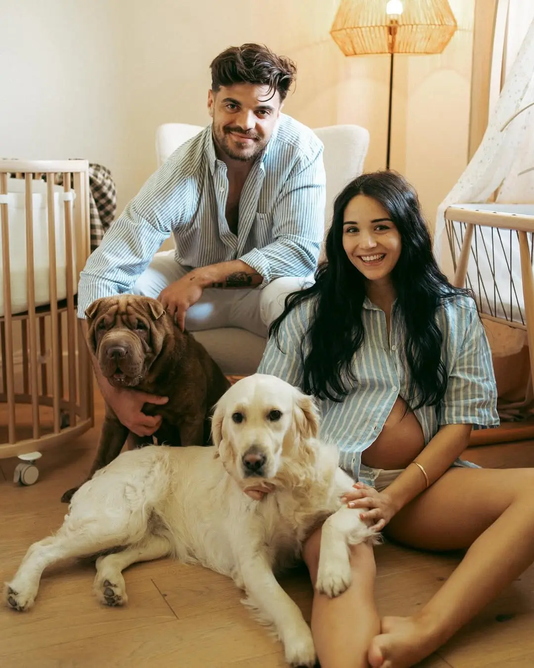Cover Image for 🚨 SURPRISE : Romain Ntamack et sa femme Lisa Lopez enflamment les réseaux sociaux avec de superbes photos de Lisa en bikini blanc à la plage, qui deviennent virales et captivent totalement leurs fans…